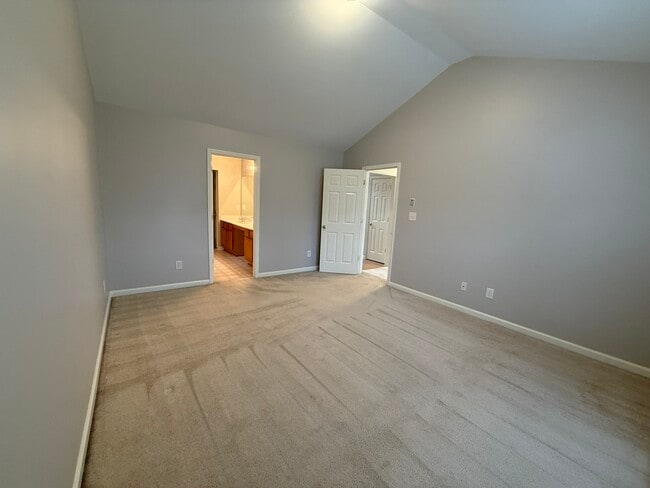 Building Photo - 2350 Walnut Tree Ct NE