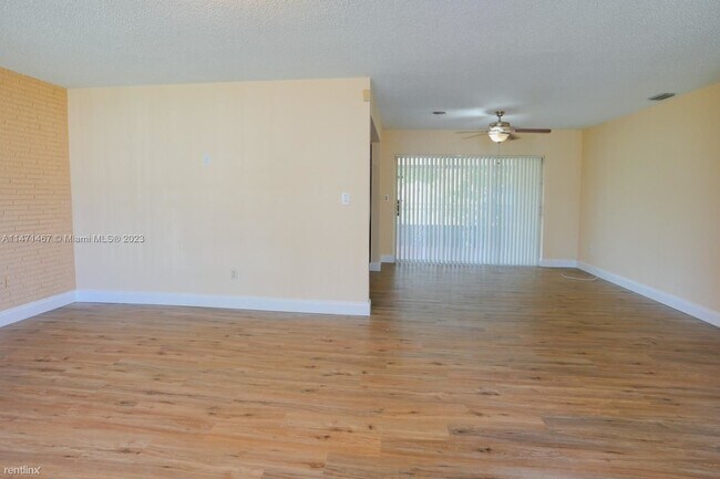 Foto del edificio - 3 br, 2 bath House - 135 NW 208th Street 135