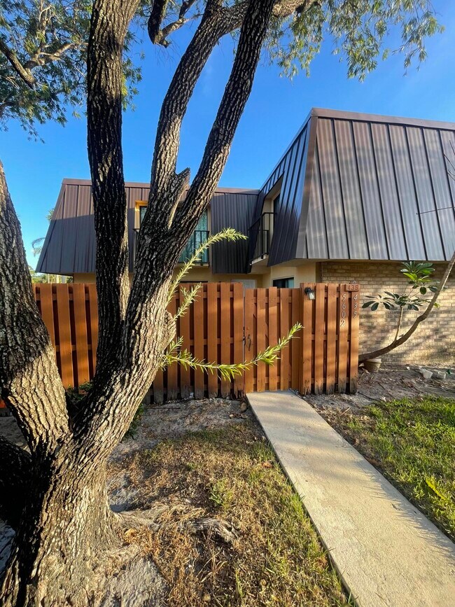 Foto del edificio - 5602 SE Windsong Ln