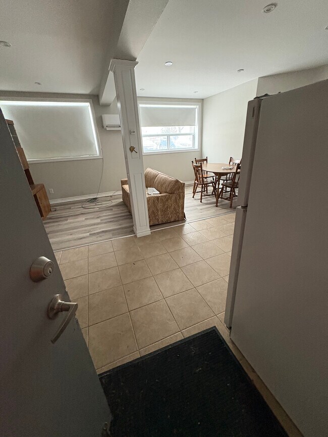 Building Photo - 21 Stirling Ave S