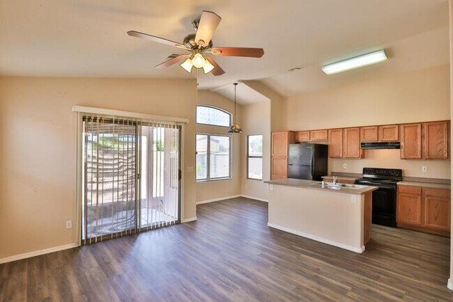 Foto del edificio - 14919 N 149th Dr