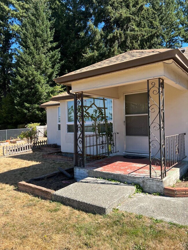 Building Photo - Cozy home close to Silverdale with a view.