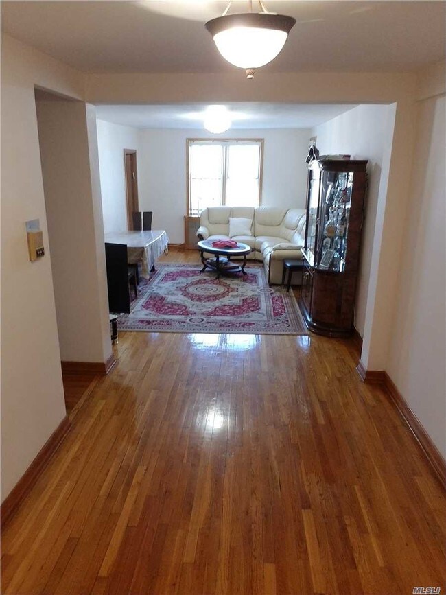 Foto del edificio - 102-21 63rd Rd
