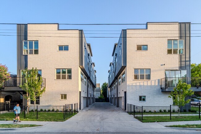 Rooftop Living Steps from Greenville Ave | 3BR/3.5BA Townhome - Rooftop Living Steps from Greenville Ave | 3BR/3.5BA Townhome