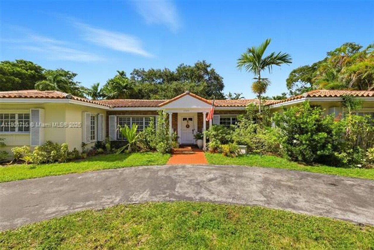 Foto principal - 3300 Segovia St