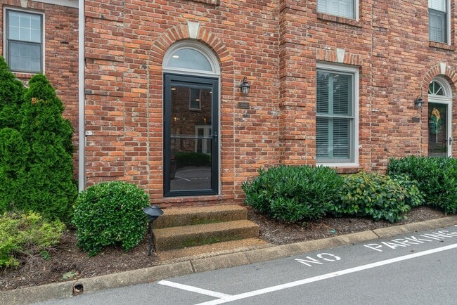 Building Photo - 2040 Graybar Ln