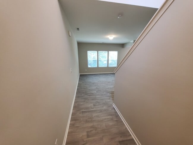 Building Photo - Like New Town Home in Midland
