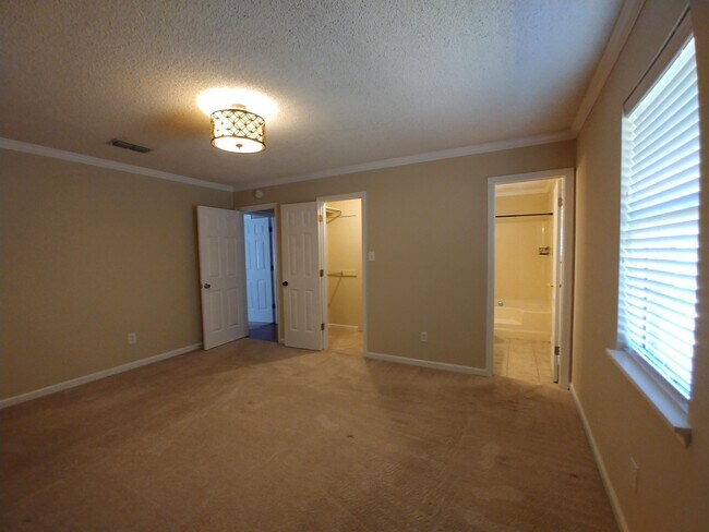 Foto del edificio - 146 Woodstone Cir