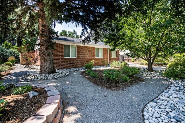 Building Photo - Beautifully Updated 3 Bedroom 2 Bathroom C...