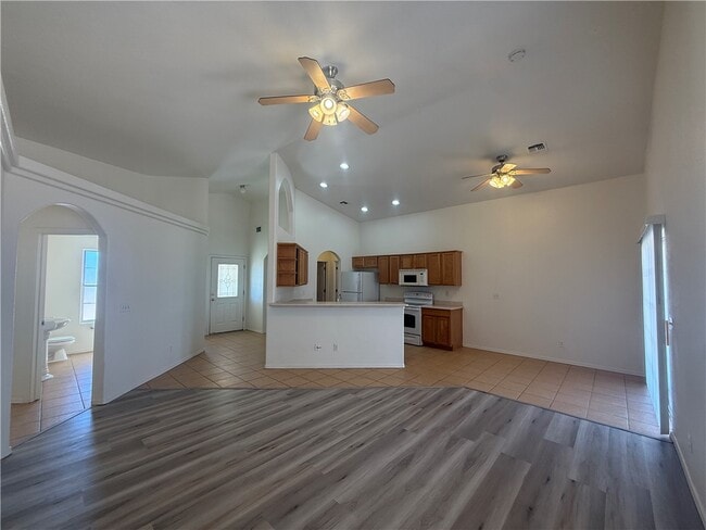 Foto del edificio - 3680 N Rainbow Dr