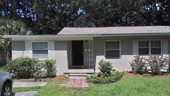 Building Photo - DO NOT APPLY, CURRENT TENANT ADDING ROOMMA...