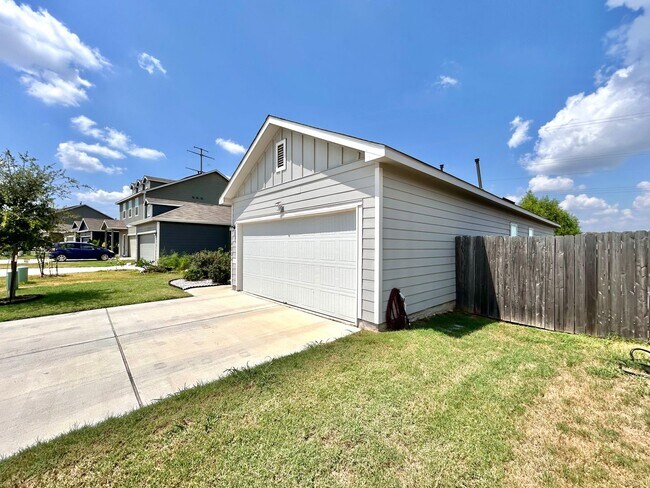Foto del edificio - Spacious 3-Bed / 2-Bath with Walk-In Close...