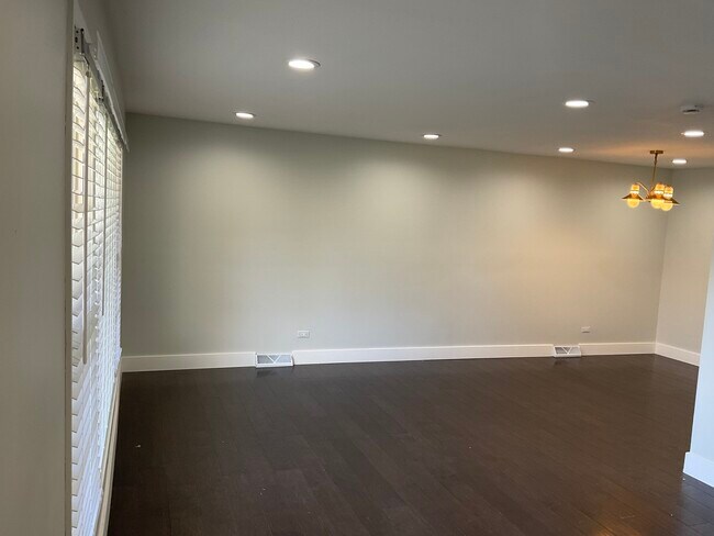 Foto del edificio - 566 N Howard Ave