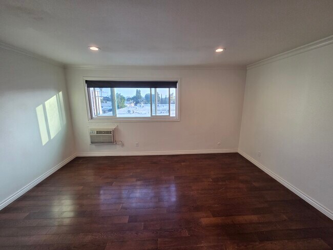 Foto del edificio - 1344 N Martel Ave