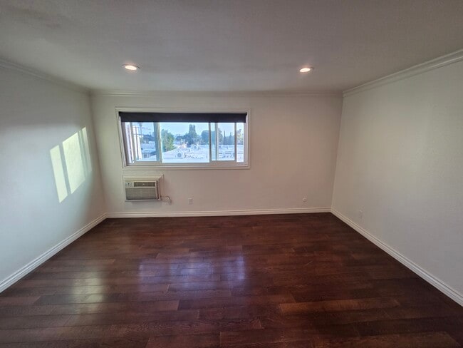 Building Photo - 1344 N Martel Ave