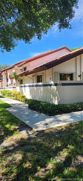 Building Photo - 6001 SE Martinique Dr