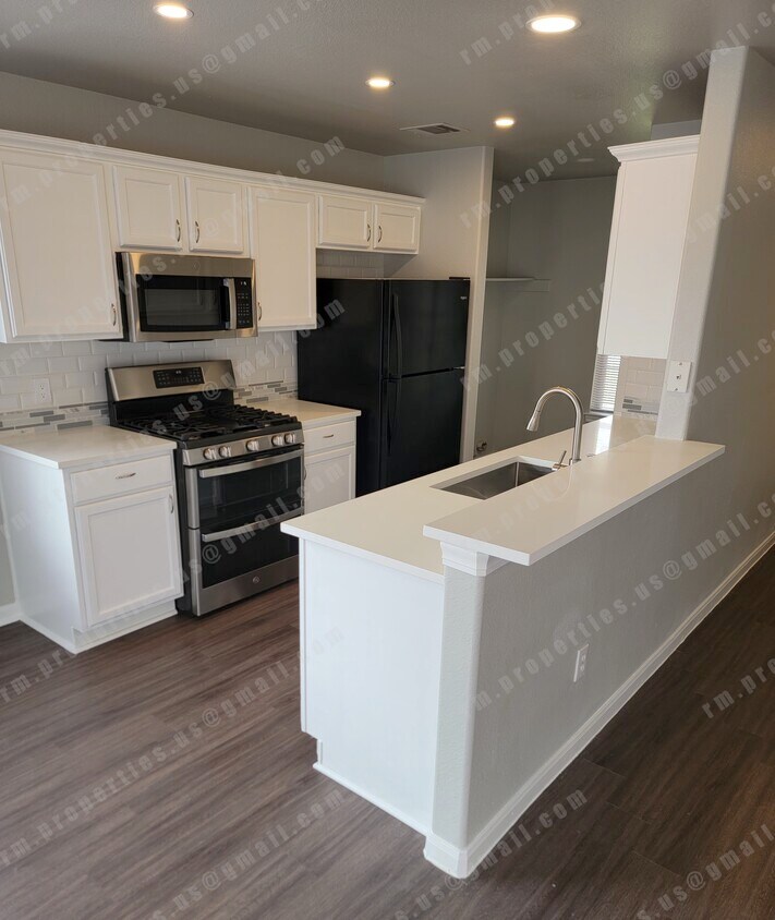 Renovated kitchen with bar - 2874 Southampton Way