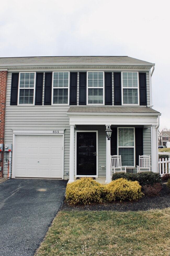 Building Photo - 855 Fawn Ln
