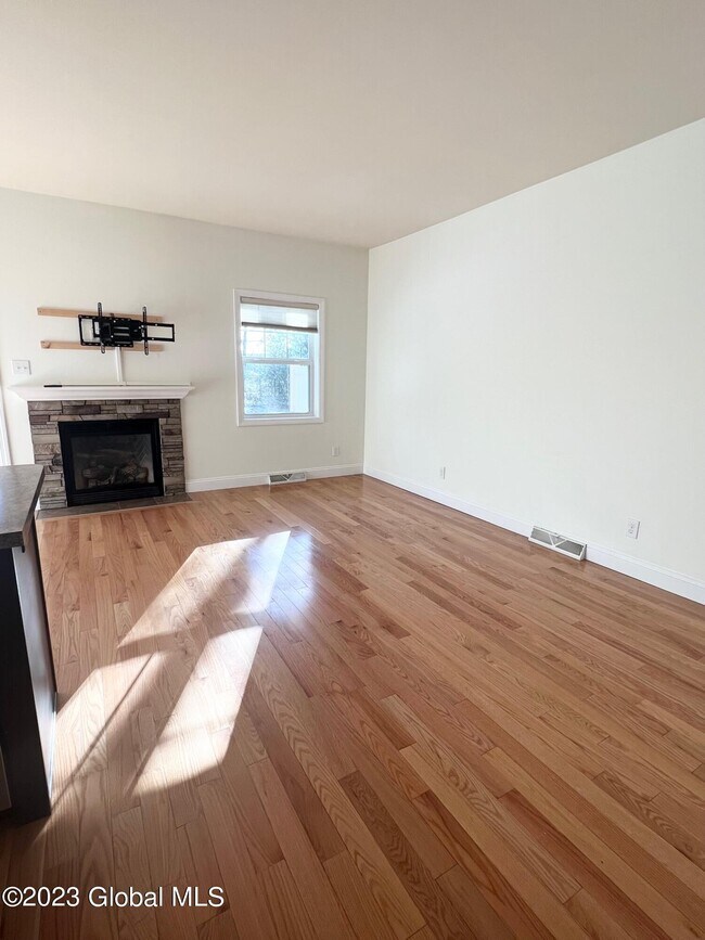 Building Photo - 18 Linden Ln