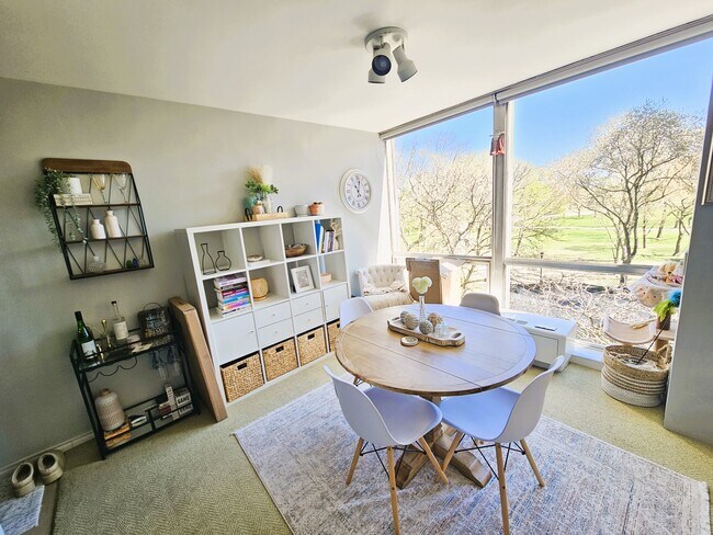 Foto del edificio - 2400 N Lakeview Ave