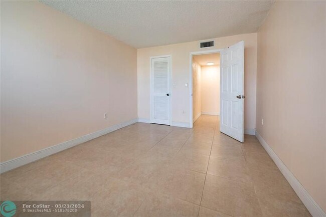 Building Photo - 8460 Sunrise Lakes Blvd