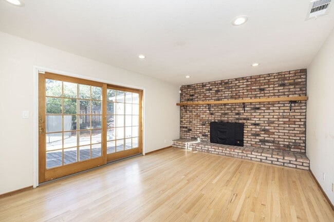 Building Photo - Spacious 3 Bed, 2.5 Bath Home in Quiet Nei...