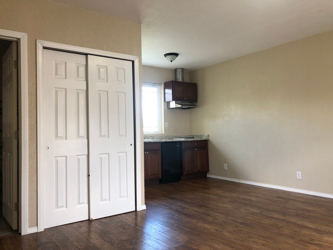Foto principal - 229 E Naples St