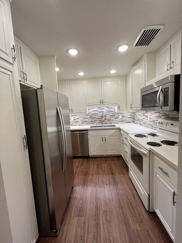 Foto principal - Must See Beautiful 2 Bed / 2 Bath in La Jo...
