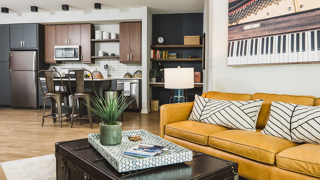 Hermosos apartamentos con gabinetes de dos tonos, electrodomésticos de acero inoxidable, y empotrados escritorio de trabajo desde casa - Modera Reynoldstown