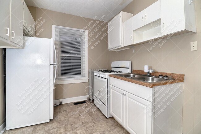 Foto del edificio - 1 br, 1 bath Triplex - 3621 Salem St A A
