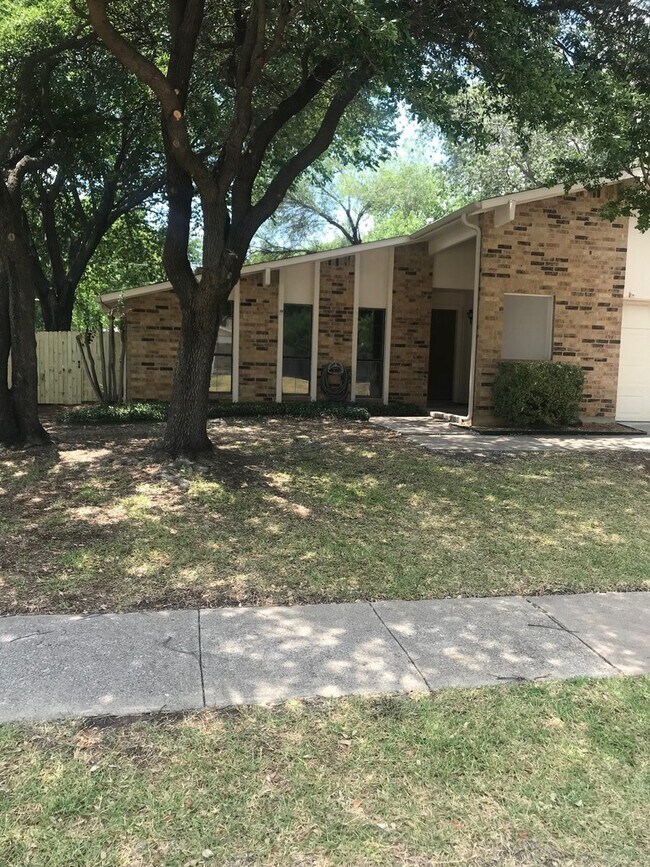 Foto del edificio - 2505 Cherry Blossom Ln