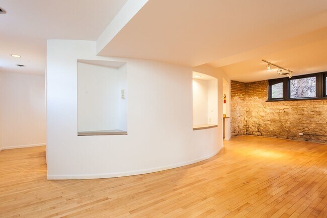 Foto del edificio - 1427 N Hoyne Ave