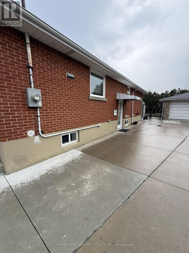 Building Photo - 79 Castlefield Dr