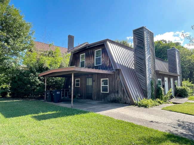 Building Photo - Unique & Affordable 2-Bedroom in the Heart of the Arts District ?