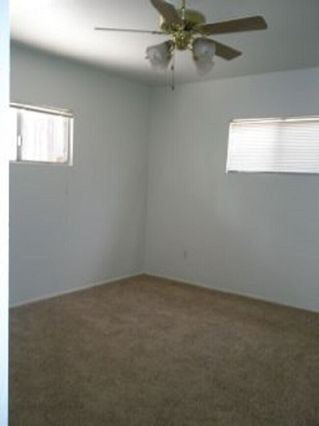 Foto del edificio - 3 bedrooms, 1 and 3/4 baths, backyard, garage