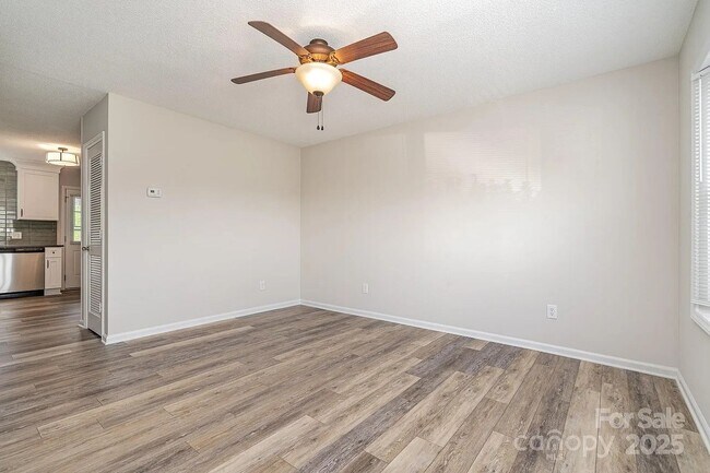 Foto del edificio - Fully Remodeled | 2BR/1.5BA Condo | Willowbrook