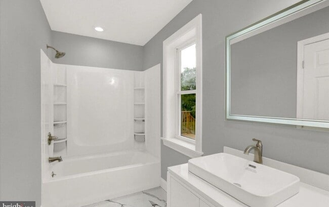 Building Photo - 1309 W 59th St