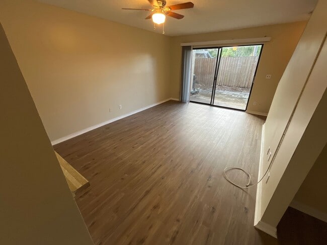 Building Photo - For Rent-2-bedroom, 2.5-bathroom located in the vibrant community of Brandon
