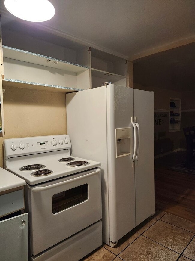 Building Photo - Large 3 bedroom