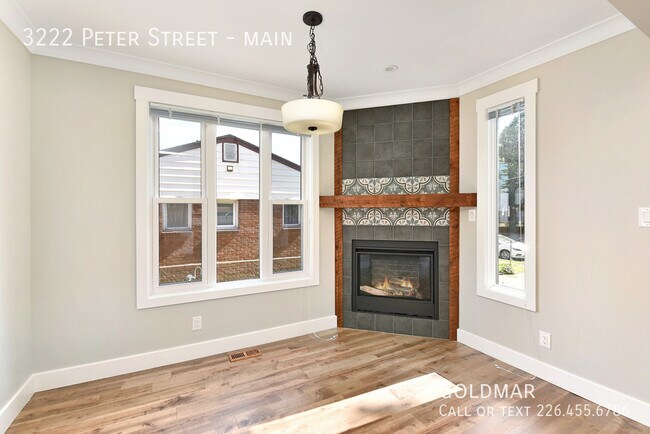 Photo du bâtiment - 2 bedroom Plus Den, 2 Bath with fireplace and high end appliances