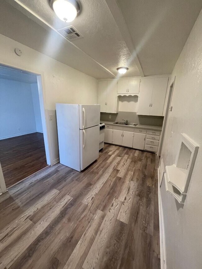 Foto del edificio - 1 Bed 1 Bath Duplex For Lease August 3!