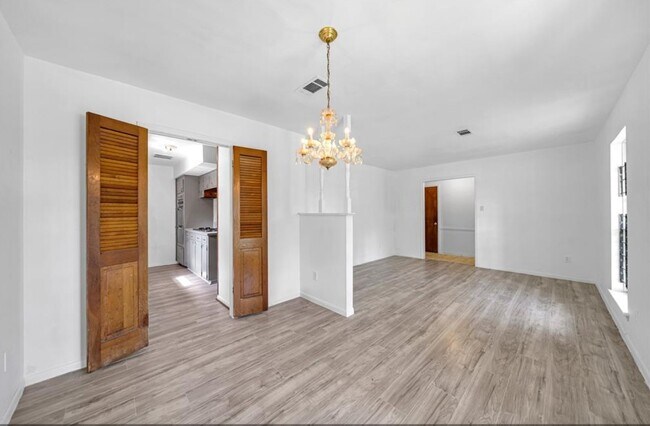 Foto del edificio - 8447 Sterlingshire St