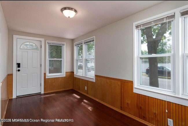 Building Photo - 107 Elm St