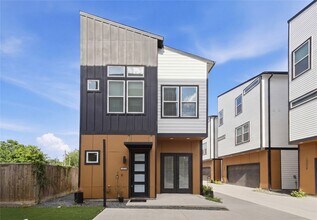 Building Photo - 1307 Bayou St