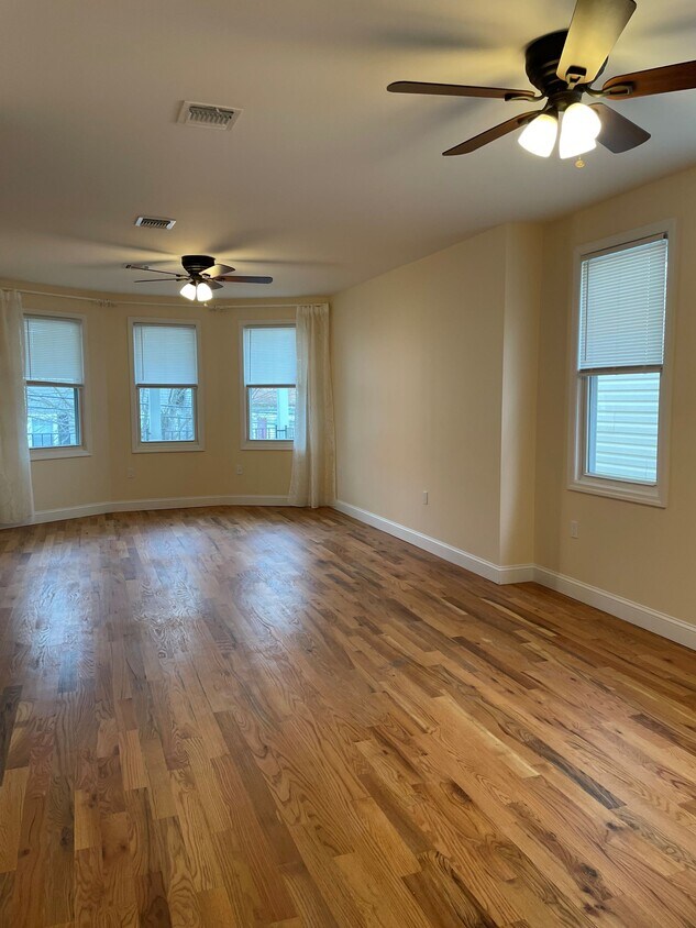 Living Room / Dining Room - 68 Clinton St