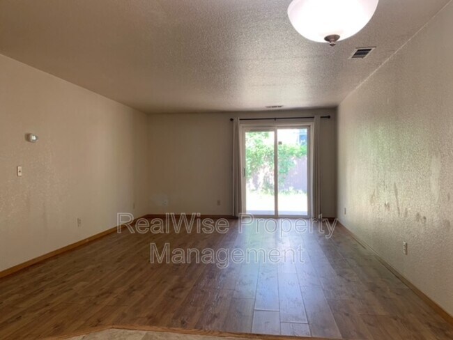 Foto del edificio - 1419 SW Kokanee Ln