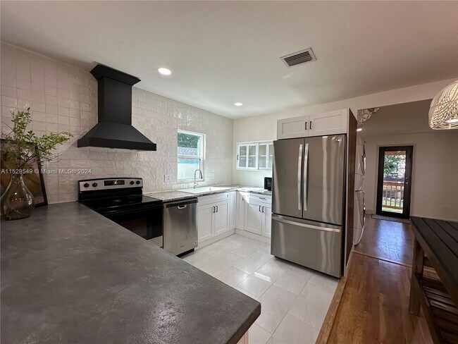 Foto del edificio - 281 NE 57th St