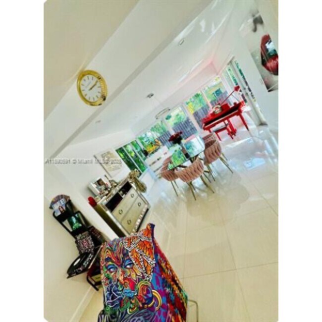 Foto del edificio - 9240 Byron Ave