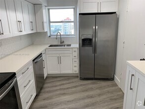 Building Photo - 6039 Collins Ave