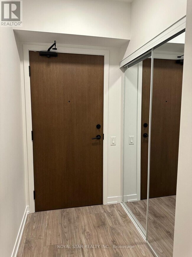 Photo du bâtiment - 4065 Confederation Pkwy